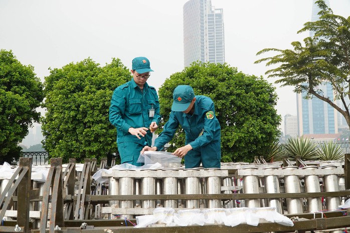 Cận cảnh trận địa pháo hoa mừng năm mới 2025 tại TP HCM- Ảnh 11. Cận cảnh trận địa pháo hoa mừng năm mới 2025 tại TP HCM- Ảnh 11.