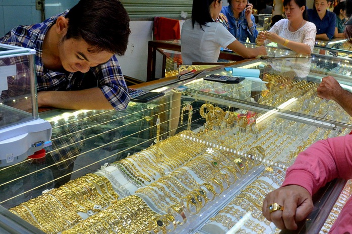 Giá vàng miếng SJC, vàng nhẫn 99,99 đồng loạt giảm- Ảnh 1. Giá vàng miếng SJC, vàng nhẫn 99,99 đồng loạt giảm- Ảnh 1.