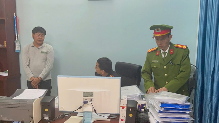 Trưởng Phòng Quản lý Đô thị Hội An bị bắt vì nhận hối lộ- Ảnh 2. Trưởng Phòng Quản lý Đô thị Hội An bị bắt vì nhận hối lộ- Ảnh 2.