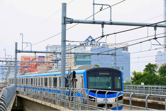 Metro số 1 hoạt động xuyên đêm phục vụ Tết Dương lịch- Ảnh 1. Metro số 1 hoạt động xuyên đêm phục vụ Tết Dương lịch- Ảnh 1.