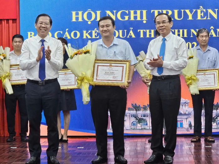 TP HCM dẫn đầu cả nước về thu ngân sách, đặt mục tiêu cao hơn trong năm 2025- Ảnh 4. TP HCM dẫn đầu cả nước về thu ngân sách, đặt mục tiêu cao hơn trong năm 2025- Ảnh 4.