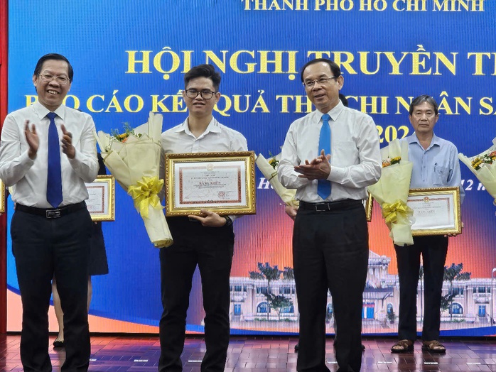 TP HCM dẫn đầu cả nước về thu ngân sách, đặt mục tiêu cao hơn trong năm 2025- Ảnh 3. TP HCM dẫn đầu cả nước về thu ngân sách, đặt mục tiêu cao hơn trong năm 2025- Ảnh 3.