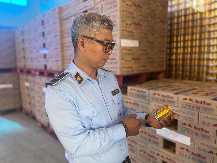 Phát hiện trên 50.000 lon Bò húc giả Red Bull- Ảnh 1. Phát hiện trên 50.000 lon Bò húc giả Red Bull- Ảnh 1.