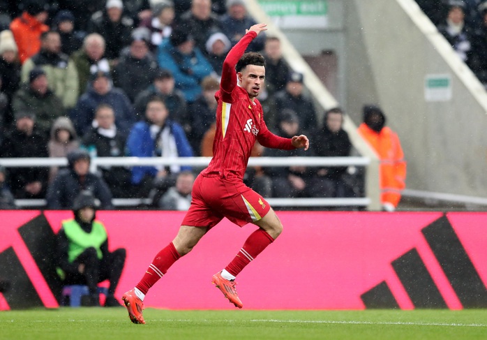 Salah tỏa sáng, Liverpool suýt trắng tay trước Newcastle- Ảnh 3. Salah tỏa sáng, Liverpool suýt trắng tay trước Newcastle- Ảnh 3.