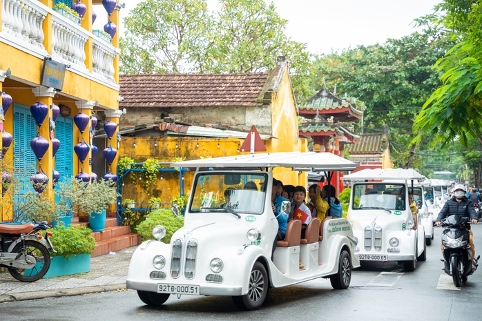 Ghe bơi, xích lô diễu hành kỷ niệm 25 năm Hội An là di sản thế giới- Ảnh 2. Ghe bơi, xích lô diễu hành kỷ niệm 25 năm Hội An là di sản thế giới- Ảnh 2.
