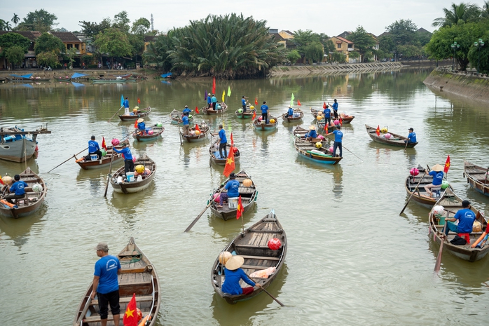 Ghe bơi, xích lô diễu hành kỷ niệm 25 năm Hội An là di sản thế giới- Ảnh 4. Ghe bơi, xích lô diễu hành kỷ niệm 25 năm Hội An là di sản thế giới- Ảnh 4.