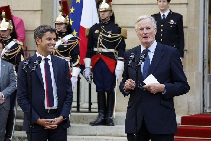Thủ tướng mới được bổ nhiệm Michel Barnier (phải, hàng đầu) tham dự lễ bàn giao tại Khách sạn Matignon ở Paris, Pháp, vào ngày 5-9. Ảnh" Henri Szwarc/Tân Hoa Xã Thủ tướng mới được bổ nhiệm Michel Barnier (phải, hàng đầu) tham dự lễ bàn giao tại Khách sạn Matignon ở Paris, Pháp, vào ngày 5-9. Ảnh" Henri Szwarc/Tân Hoa Xã