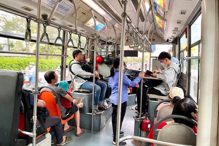 Tôi làm phụ xe buýt (*): Giảm căng thẳng cho tài xế- Ảnh 1. Tôi làm phụ xe buýt (*): Giảm căng thẳng cho tài xế- Ảnh 1.