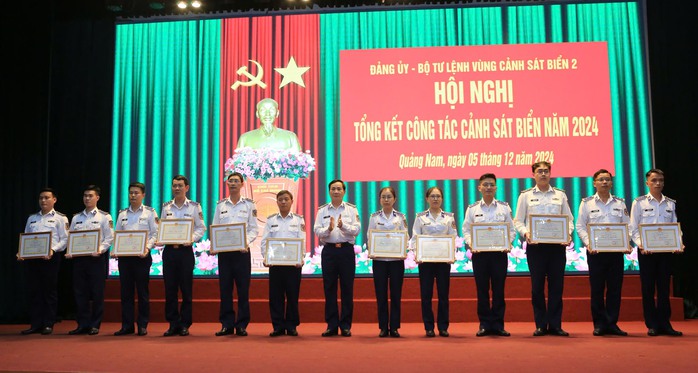 Trung tướng Bùi Quốc Oai dự hội nghị tại Bộ Tư lệnh Vùng Cảnh sát biển 2- Ảnh 3. Trung tướng Bùi Quốc Oai dự hội nghị tại Bộ Tư lệnh Vùng Cảnh sát biển 2- Ảnh 3.