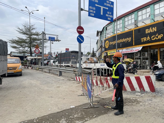 Công nhân trên công trường cầu Tân Kỳ - Tân Quý hướng dẫn phương tiện lưu thông Công nhân trên công trường cầu Tân Kỳ - Tân Quý hướng dẫn phương tiện lưu thông