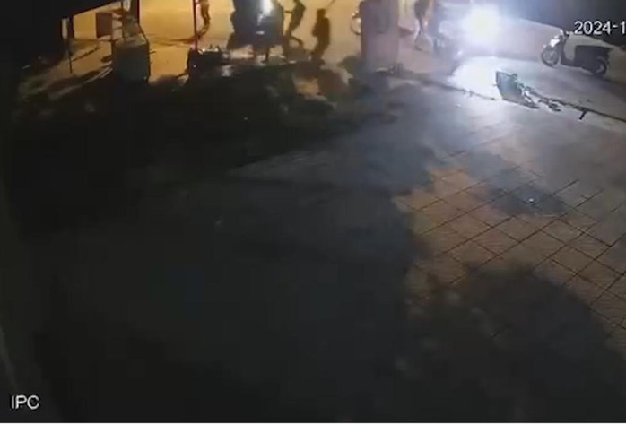 Triệu tập 18 thanh thiếu niên gây ra vụ “hỗn chiến” làm náo loạn khu phố- Ảnh 2. Triệu tập 18 thanh thiếu niên gây ra vụ “hỗn chiến” làm náo loạn khu phố- Ảnh 2.