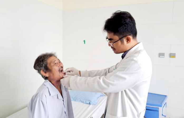 Sau 6 tháng tự điều trị loét lưỡi, một người ở TP HCM đi khám thì phát hiện ung thư- Ảnh 1. Sau 6 tháng tự điều trị loét lưỡi, một người ở TP HCM đi khám thì phát hiện ung thư- Ảnh 1.