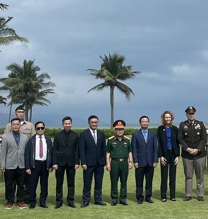 Bàn giao cho phía Mỹ hai hòm đựng hài cốt- Ảnh 3. Bàn giao cho phía Mỹ hai hòm đựng hài cốt- Ảnh 3.