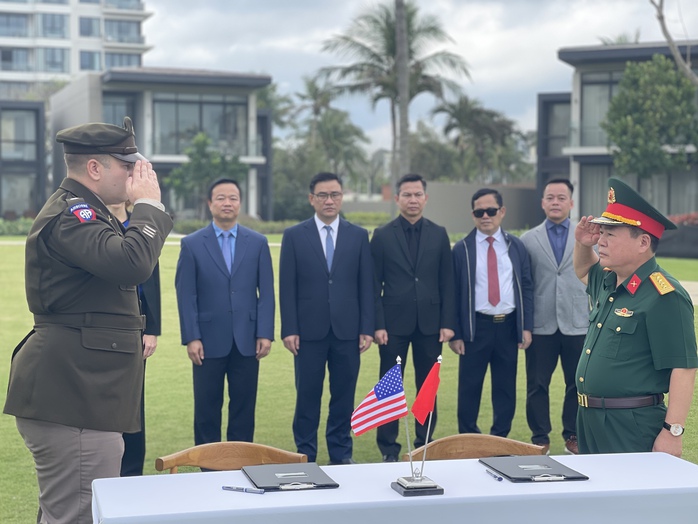 Bàn giao cho phía Mỹ hai hòm đựng hài cốt- Ảnh 1. Bàn giao cho phía Mỹ hai hòm đựng hài cốt- Ảnh 1.