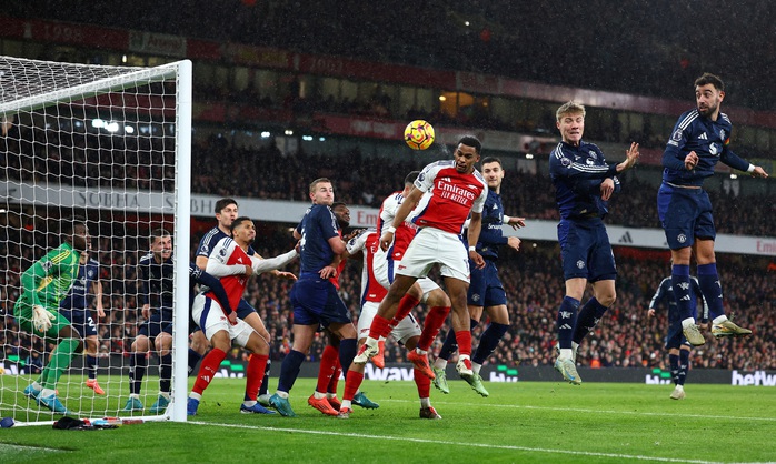 Ruben Amorim thua trận đầu tiên với Man United, Arsenal thăng hoa nhờ phạt góc- Ảnh 3. Ruben Amorim thua trận đầu tiên với Man United, Arsenal thăng hoa nhờ phạt góc- Ảnh 3.