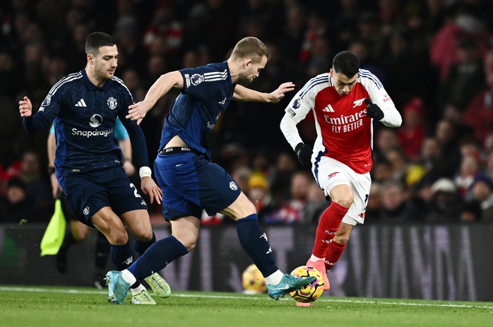 Ruben Amorim thua trận đầu tiên với Man United, Arsenal thăng hoa nhờ phạt góc- Ảnh 2. Ruben Amorim thua trận đầu tiên với Man United, Arsenal thăng hoa nhờ phạt góc- Ảnh 2.