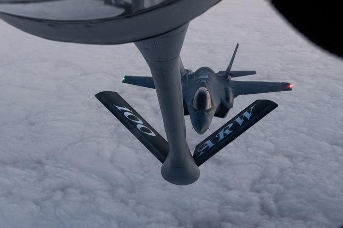 Máy bay F-35 Lightning II của Không quân Mỹ tiếp cận máy bay tiếp nhiên liệu KC-135 Stratotanker trong nhiệm vụ hỗ trợ Lực lượng đặc nhiệm máy bay ném bom ba bên trên Biển Bắc vào ngày 3-12. Ảnh: Không quân Mỹ Máy bay F-35 Lightning II của Không quân Mỹ tiếp cận máy bay tiếp nhiên liệu KC-135 Stratotanker trong nhiệm vụ hỗ trợ Lực lượng đặc nhiệm máy bay ném bom ba bên trên Biển Bắc vào ngày 3-12. Ảnh: Không quân Mỹ