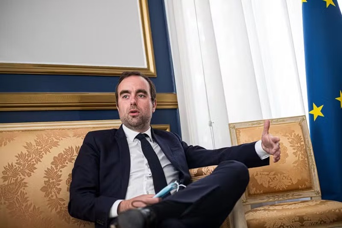 Bộ trưởng Bộ Quân đội Pháp Sébastien Lecornu từng đến thăm Việt Nam vào tháng 5. Ảnh: Le Monde Bộ trưởng Bộ Quân đội Pháp Sébastien Lecornu từng đến thăm Việt Nam vào tháng 5. Ảnh: Le Monde