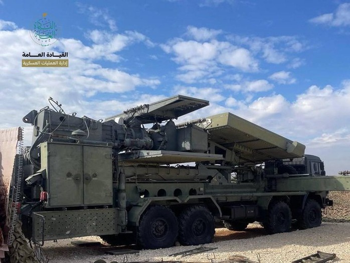 Radar 48YA6-K1 "Podlet-K1" bị bỏ lại tại trụ sở Sư đoàn Đặc nhiệm 25 thuộc Quân đội Ả Rập Syria (SAA) gần Hama. Ảnh: The Crisis Watch/X Radar 48YA6-K1 "Podlet-K1" bị bỏ lại tại trụ sở Sư đoàn Đặc nhiệm 25 thuộc Quân đội Ả Rập Syria (SAA) gần Hama. Ảnh: The Crisis Watch/X