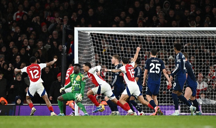 Ruben Amorim thua trận đầu tiên với Man United, Arsenal thăng hoa nhờ phạt góc- Ảnh 4. Ruben Amorim thua trận đầu tiên với Man United, Arsenal thăng hoa nhờ phạt góc- Ảnh 4.