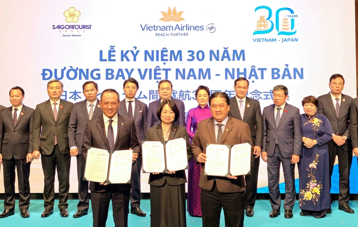 Ông Trương Đức Hùng (bìa trái) - TGĐ Saigontourist Group, ông Lê Hồng Hà (bìa phải) - TGĐ Vietnam Airlines và đối tác Nhật Bản trao bản hợp tác với sự chứng kiến của Chủ tịch Quốc hội Trần Thanh Mẫn và đoàn lãnh đạo hai nước Việt Nam, Nhật Bản Ông Trương Đức Hùng (bìa trái) - TGĐ Saigontourist Group, ông Lê Hồng Hà (bìa phải) - TGĐ Vietnam Airlines và đối tác Nhật Bản trao bản hợp tác với sự chứng kiến của Chủ tịch Quốc hội Trần Thanh Mẫn và đoàn lãnh đạo hai nước Việt Nam, Nhật Bản