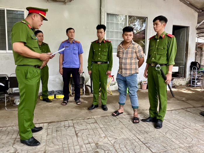 Bắt 2 đối tượng cầm đầu trong vụ dùng súng bắn vào nhà dân- Ảnh 1. Bắt 2 đối tượng cầm đầu trong vụ dùng súng bắn vào nhà dân- Ảnh 1.