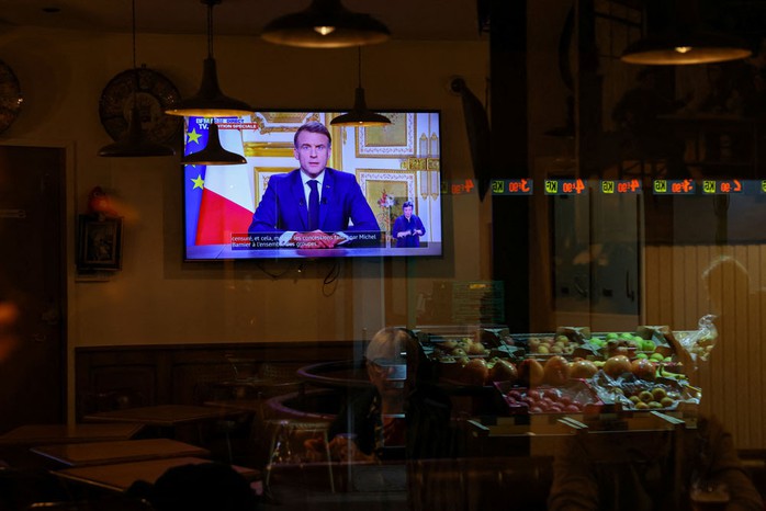Tổng thống Pháp Emmanuel Macron có bài phát biểu trên truyền hình vào tối 5-12 (giờ địa phương). Ảnh: REUTERS Tổng thống Pháp Emmanuel Macron có bài phát biểu trên truyền hình vào tối 5-12 (giờ địa phương). Ảnh: REUTERS
