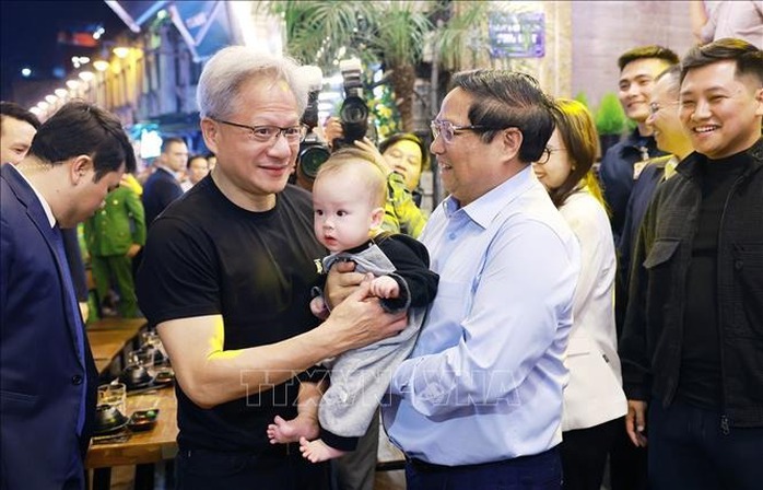 Thủ tướng và Chủ tịch NVIDIA thưởng thức nem chua rán, uống bia ở phố cổ Hà Nội- Ảnh 6. Thủ tướng và Chủ tịch NVIDIA thưởng thức nem chua rán, uống bia ở phố cổ Hà Nội- Ảnh 6.