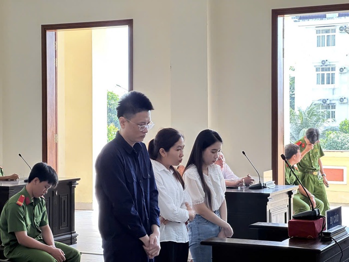 2 cựu nhân viên xét nghiệm khóc nức nở tại toà, xin lỗi bệnh viện- Ảnh 1. 2 cựu nhân viên xét nghiệm khóc nức nở tại toà, xin lỗi bệnh viện- Ảnh 1.