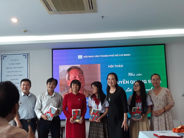 Đầy ắp kỷ niệm về nhà văn Nguyễn Quang Sáng
- Ảnh 5. Đầy ắp kỷ niệm về nhà văn Nguyễn Quang Sáng
- Ảnh 5.