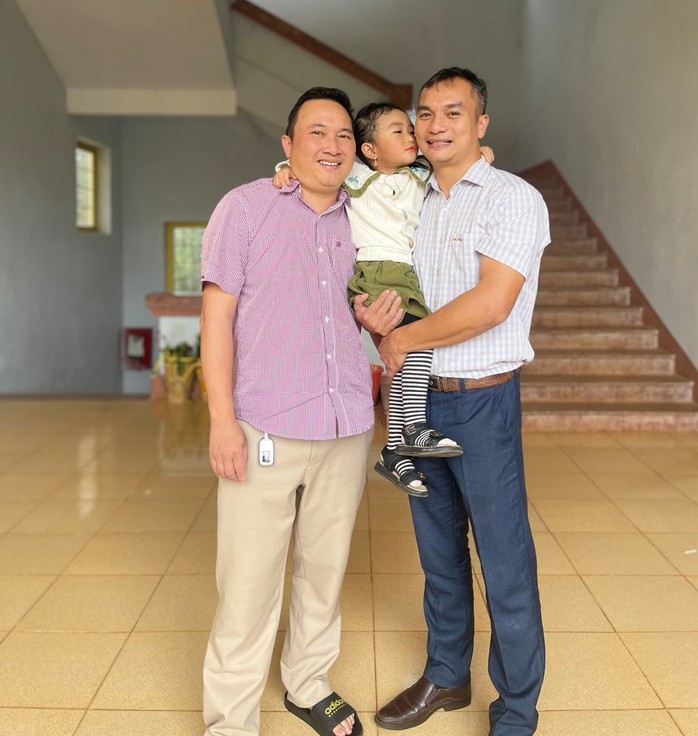 Nghẹt thở giải cứu cháu bé 3 tuổi sắp rơi từ tầng 4- Ảnh 1. Nghẹt thở giải cứu cháu bé 3 tuổi sắp rơi từ tầng 4- Ảnh 1.
