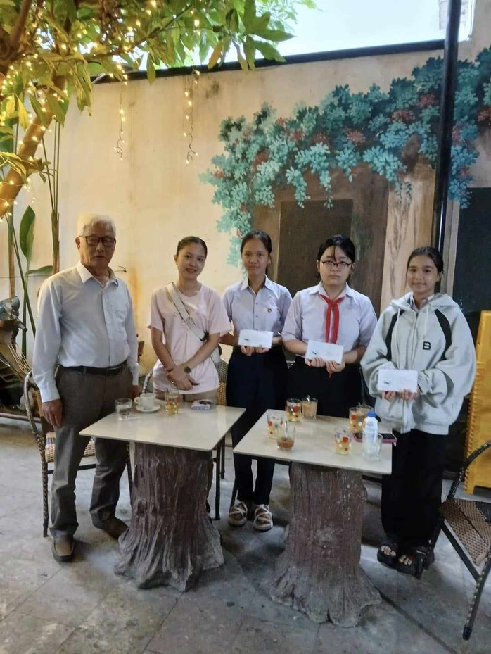 Thầy Long khuyến học, khuyến tài- Ảnh 1. Thầy Long khuyến học, khuyến tài- Ảnh 1.