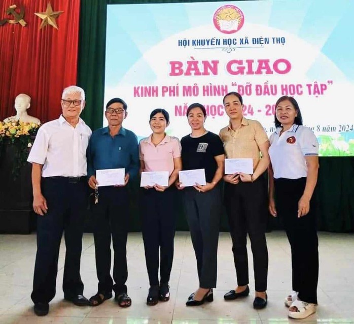 Thầy Long khuyến học, khuyến tài- Ảnh 2. Thầy Long khuyến học, khuyến tài- Ảnh 2.