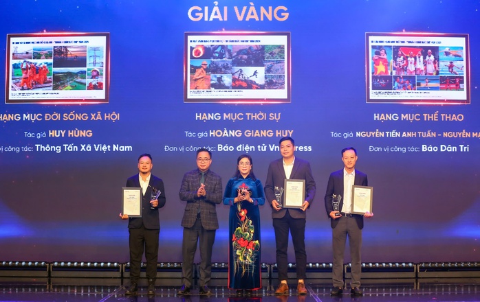 Tôn vinh giá trị của “Khoảnh khắc báo chí" - Ảnh 2. Tôn vinh giá trị của “Khoảnh khắc báo chí" - Ảnh 2.
