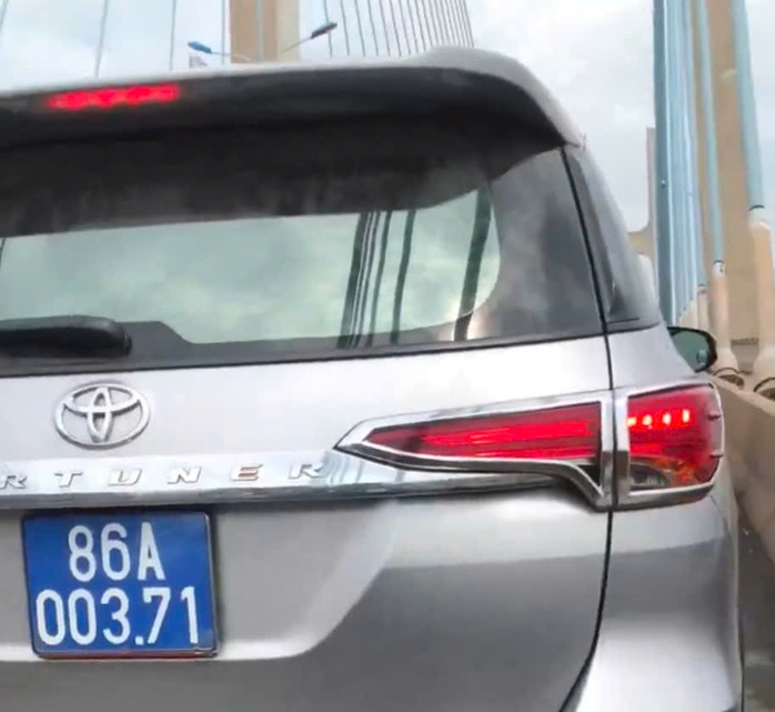 Clip ô tô biển xanh đi làn xe máy trên cầu Phú Mỹ- Ảnh 1. Clip ô tô biển xanh đi làn xe máy trên cầu Phú Mỹ- Ảnh 1.