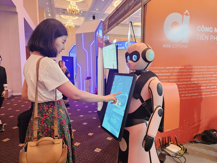 Ứng dụng robot AI để thay thế nhân viên tiếp tân tại nhiều doanh nghiệp, ngân hàng. Ảnh: Lam Giang Ứng dụng robot AI để thay thế nhân viên tiếp tân tại nhiều doanh nghiệp, ngân hàng. Ảnh: Lam Giang