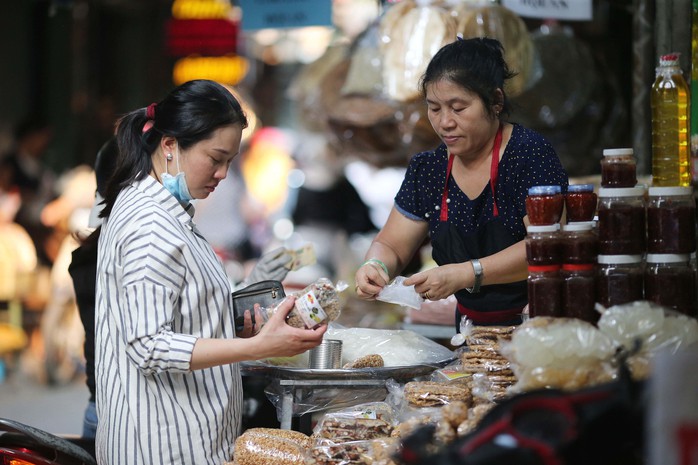 Tiểu thương kinh doanh tại chợ Bà Hoa (quận Tân Bình, TP HCM) Ảnh: HOÀNG TRIỀU Tiểu thương kinh doanh tại chợ Bà Hoa (quận Tân Bình, TP HCM) Ảnh: HOÀNG TRIỀU