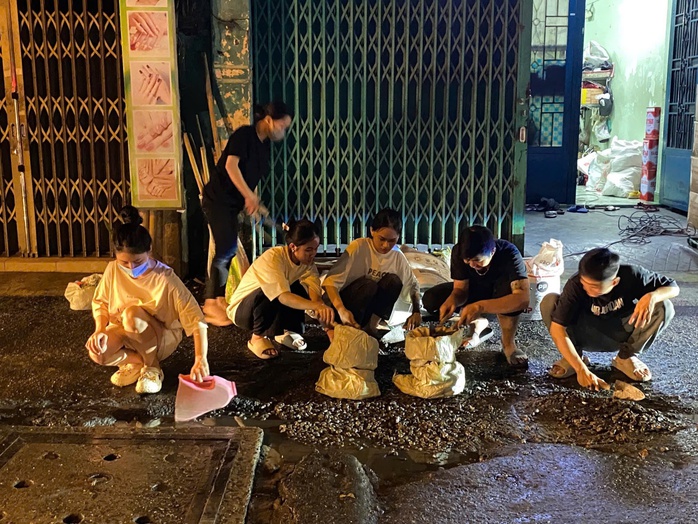 Những "hiệp sĩ" vá đường- Ảnh 1. Những "hiệp sĩ" vá đường- Ảnh 1.