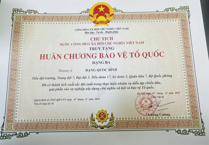 Chủ tịch nước truy tặng Huân chương Bảo vệ Tổ quốc hạng Ba cho 12 liệt sĩ - Ảnh 1. Chủ tịch nước truy tặng Huân chương Bảo vệ Tổ quốc hạng Ba cho 12 liệt sĩ - Ảnh 1.