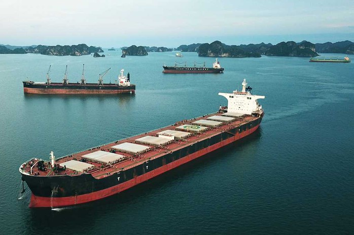 Đắm tàu chở khách trên vịnh Bái Tử Long, 2 người mất tích- Ảnh 1. Đắm tàu chở khách trên vịnh Bái Tử Long, 2 người mất tích- Ảnh 1.
