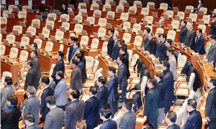 Nghị sĩ Ahn Cheol-soo (ngồi phía xa một mình) là 1 trong 3 thành viên PPP tham gia cuộc bỏ phiếu luận tội chiều tối 7-12. Ảnh: JoongAng Daily Nghị sĩ Ahn Cheol-soo (ngồi phía xa một mình) là 1 trong 3 thành viên PPP tham gia cuộc bỏ phiếu luận tội chiều tối 7-12. Ảnh: JoongAng Daily