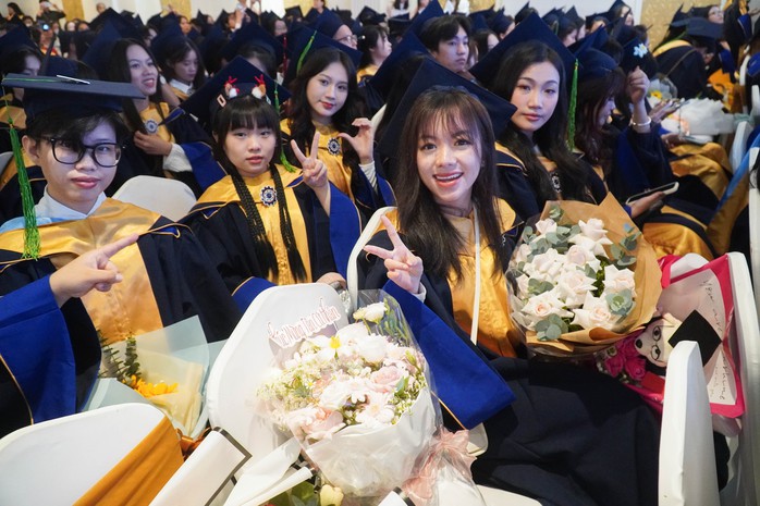 Phụ huynh bật khóc khi con vừa tốt nghiệp đã có việc làm- Ảnh 2. Phụ huynh bật khóc khi con vừa tốt nghiệp đã có việc làm- Ảnh 2.