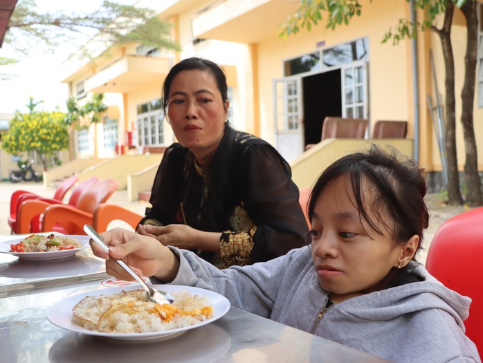 Cô gái tí hon ở Cà Mau vào giảng đường bằng Cô gái tí hon ở Cà Mau vào giảng đường bằng