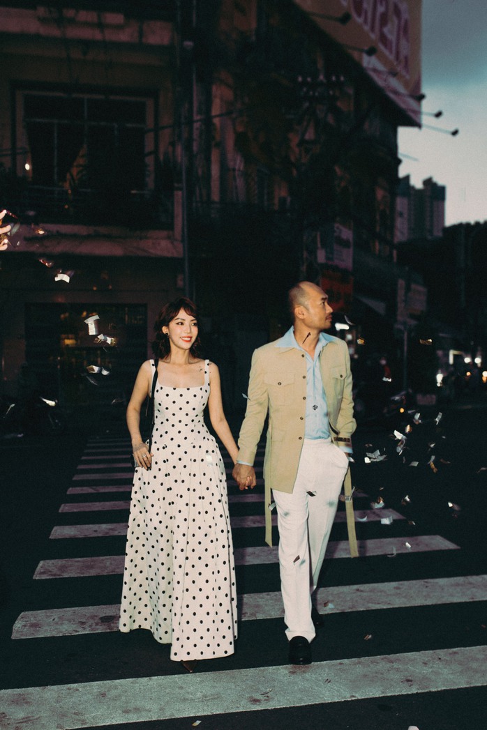 Thu Trang - Tiến Luật tình tứ hôn nhau trên phố- Ảnh 1. Thu Trang - Tiến Luật tình tứ hôn nhau trên phố- Ảnh 1.