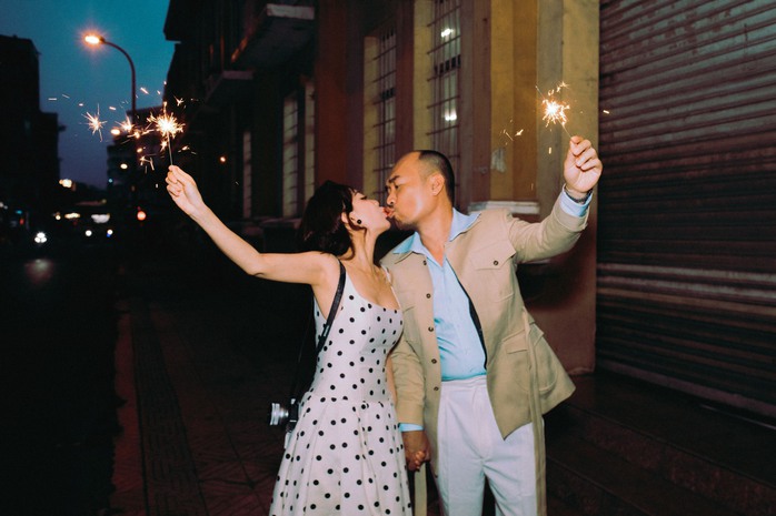 Thu Trang - Tiến Luật tình tứ hôn nhau trên phố- Ảnh 8. Thu Trang - Tiến Luật tình tứ hôn nhau trên phố- Ảnh 8.