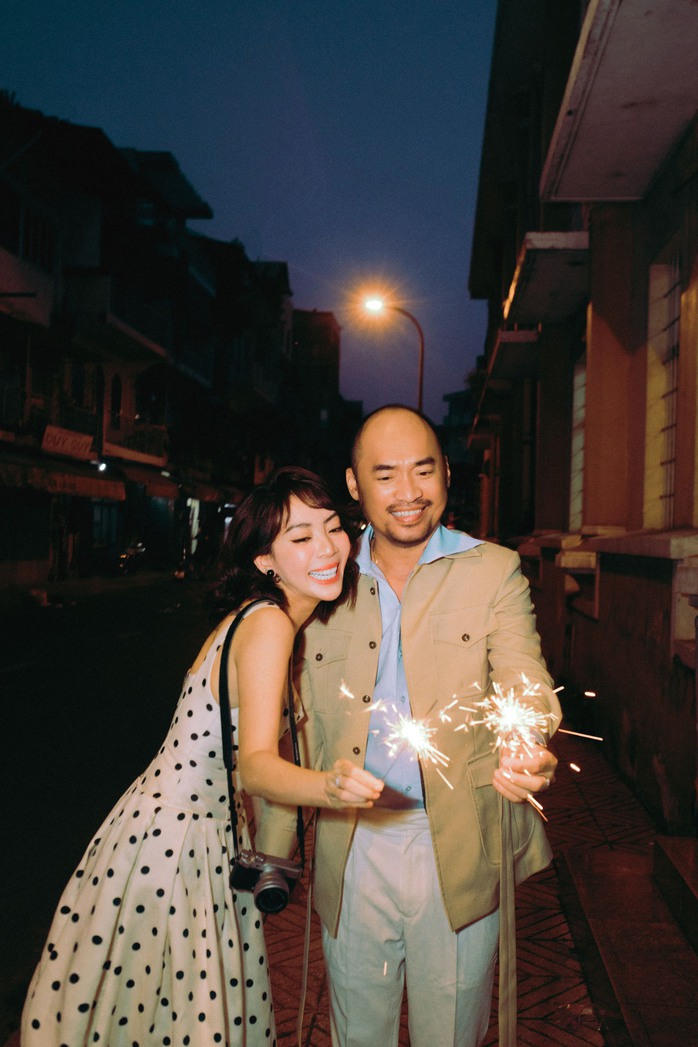 Thu Trang - Tiến Luật tình tứ hôn nhau trên phố- Ảnh 6. Thu Trang - Tiến Luật tình tứ hôn nhau trên phố- Ảnh 6.