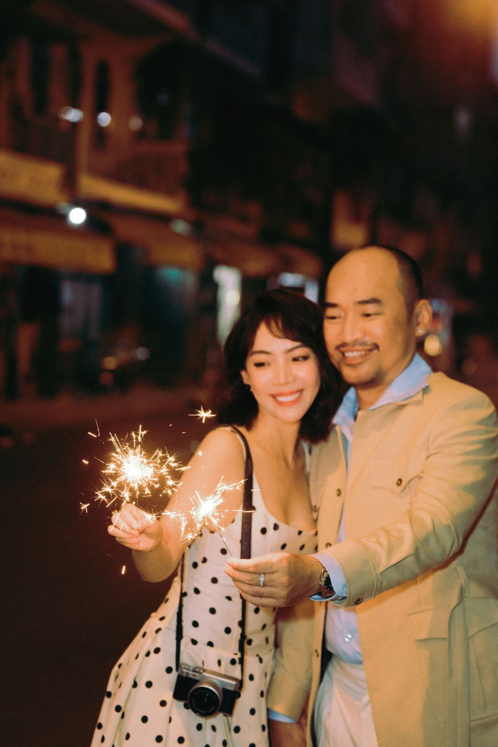 Thu Trang - Tiến Luật tình tứ hôn nhau trên phố- Ảnh 7. Thu Trang - Tiến Luật tình tứ hôn nhau trên phố- Ảnh 7.