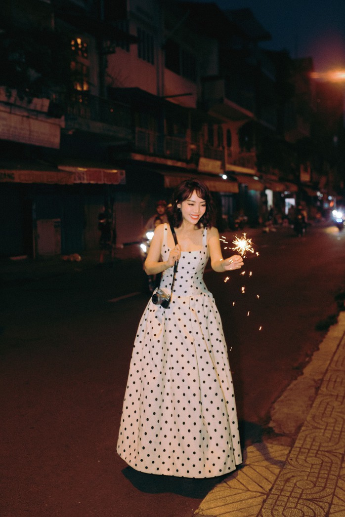 Thu Trang - Tiến Luật tình tứ hôn nhau trên phố- Ảnh 5. Thu Trang - Tiến Luật tình tứ hôn nhau trên phố- Ảnh 5.