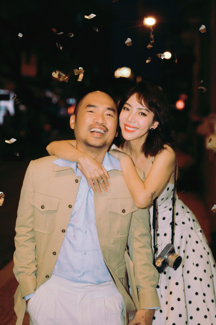 Thu Trang - Tiến Luật tình tứ hôn nhau trên phố- Ảnh 3. Thu Trang - Tiến Luật tình tứ hôn nhau trên phố- Ảnh 3.