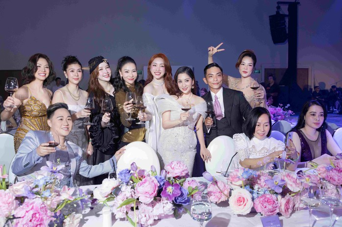Cả showbiz chúc mừng vợ chồng diễn viên Chi Bảo- Ảnh 4. Cả showbiz chúc mừng vợ chồng diễn viên Chi Bảo- Ảnh 4.